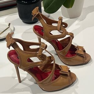VINTAGE Charles Jourdan Paris Tan Patent Leather Suede Stiletto Heels Sandal Y2K